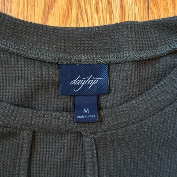 Daytrip Dusty Olive Floral Sleeve Side Tie Long Sleeve Women’s Size Medium - Picture 9 of 14